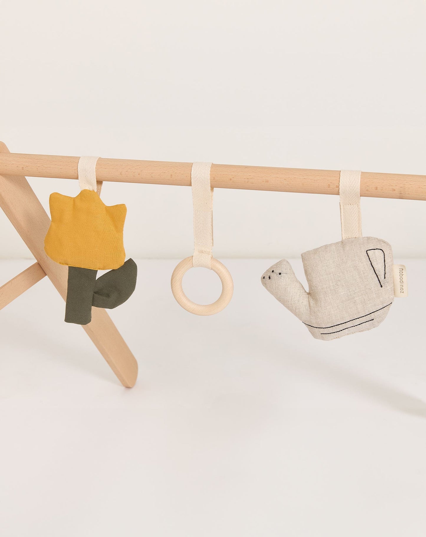 Arche d'éveil en bois et ses jouets playground