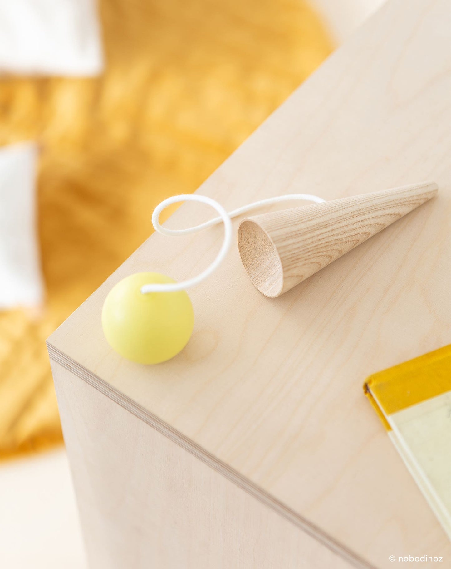 Bilboquet amarillo