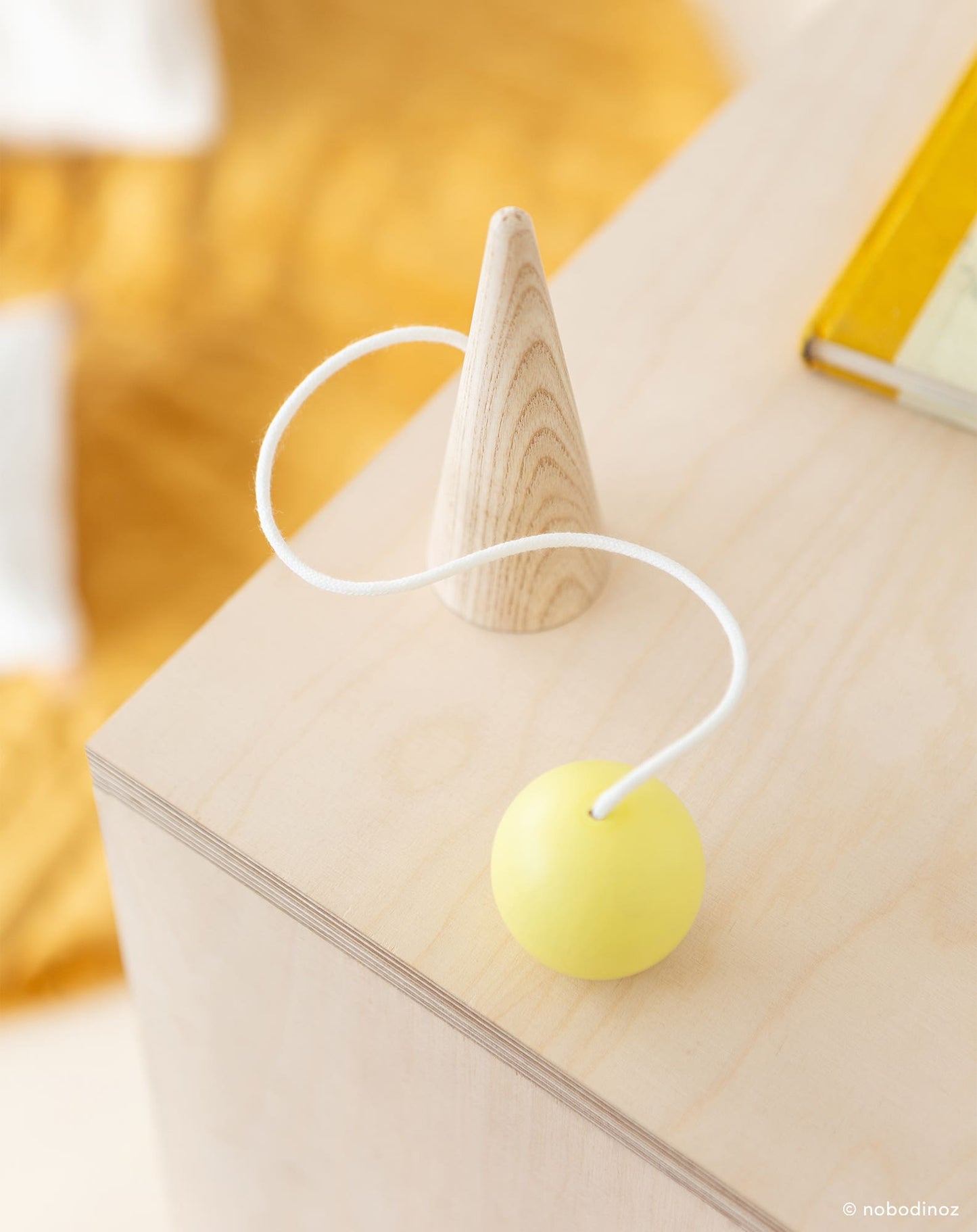 Bilboquet amarillo
