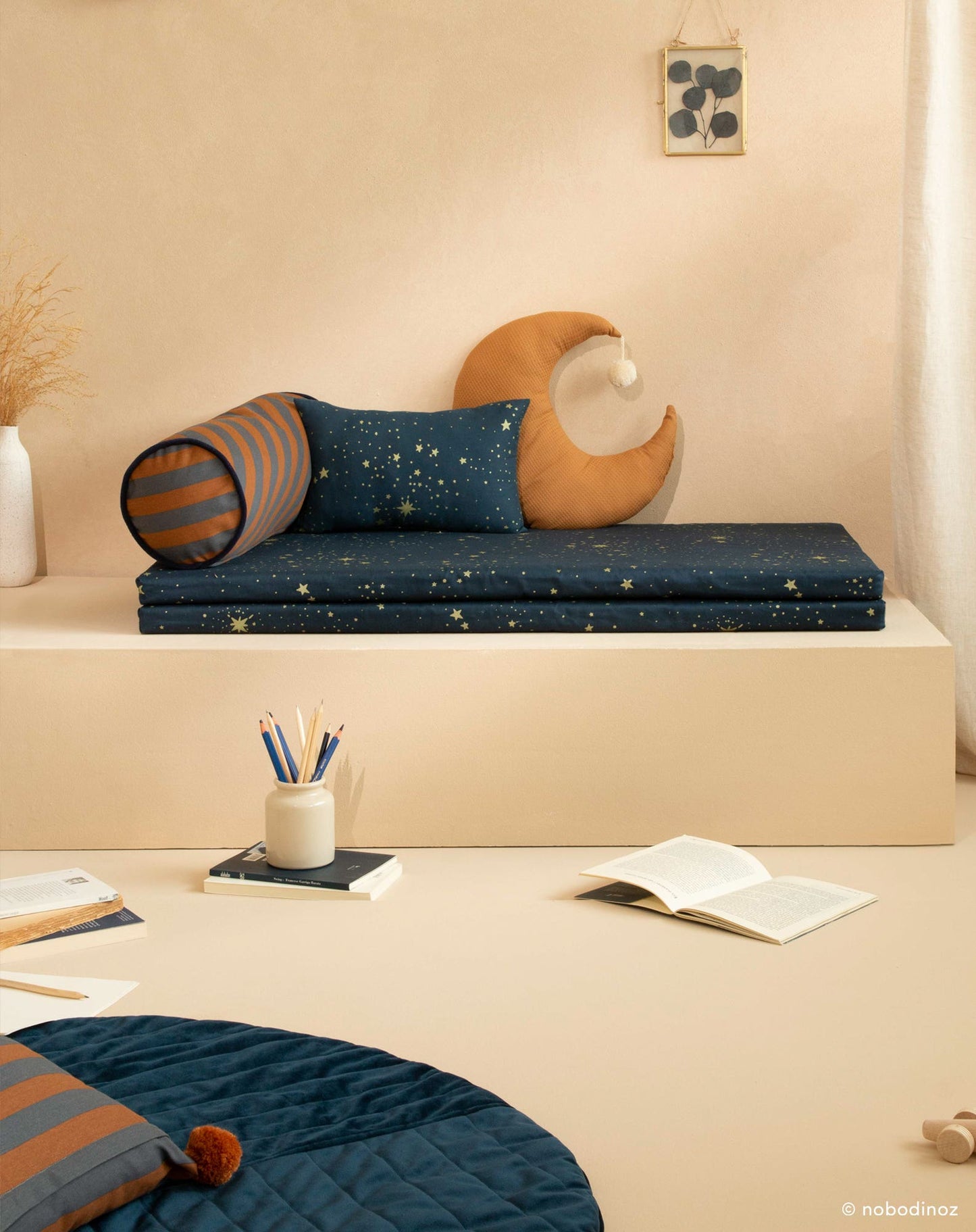 Majestic cylindric cushion