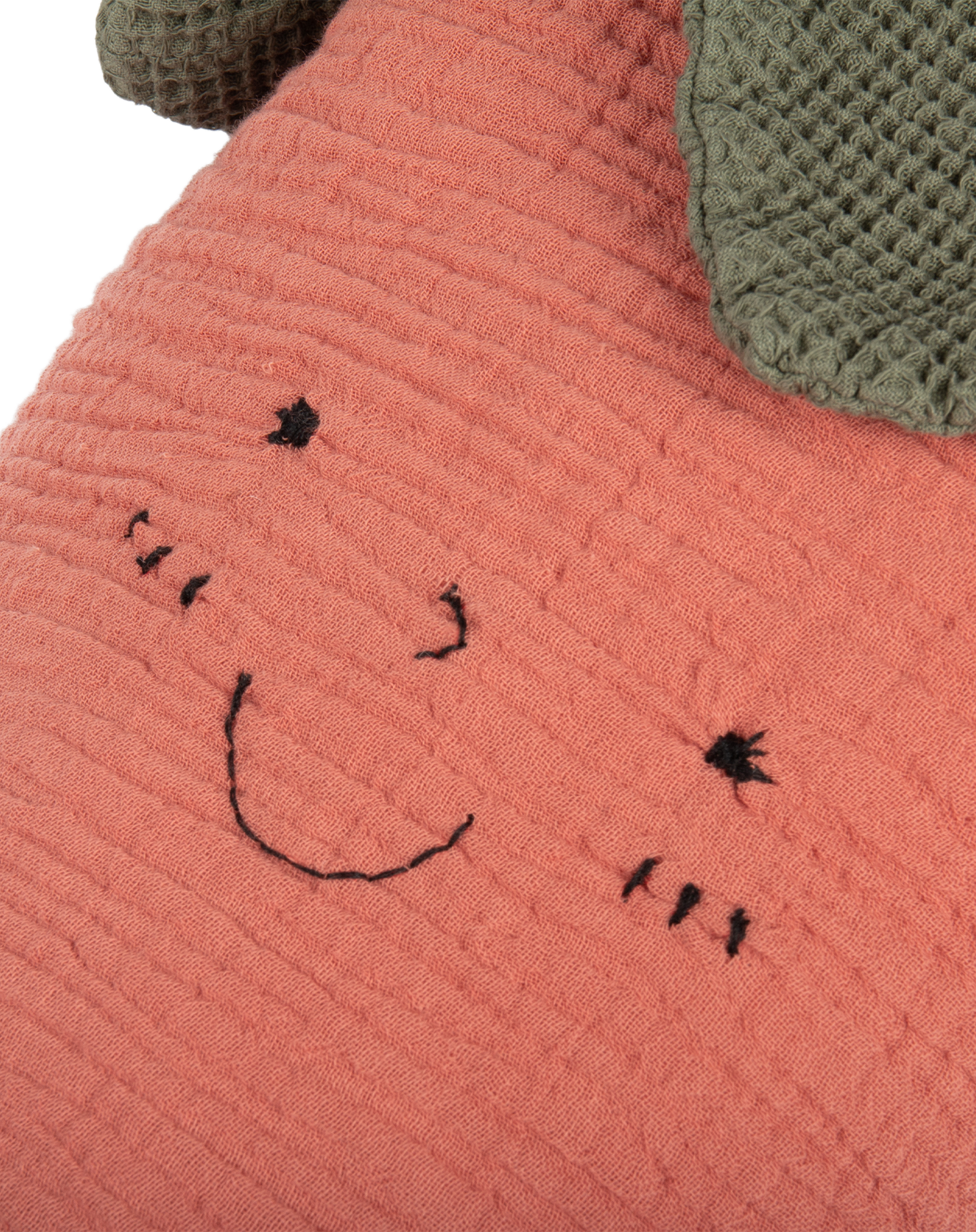 Coussin Wabi-Sabi fraise brodé en double gaze de coton