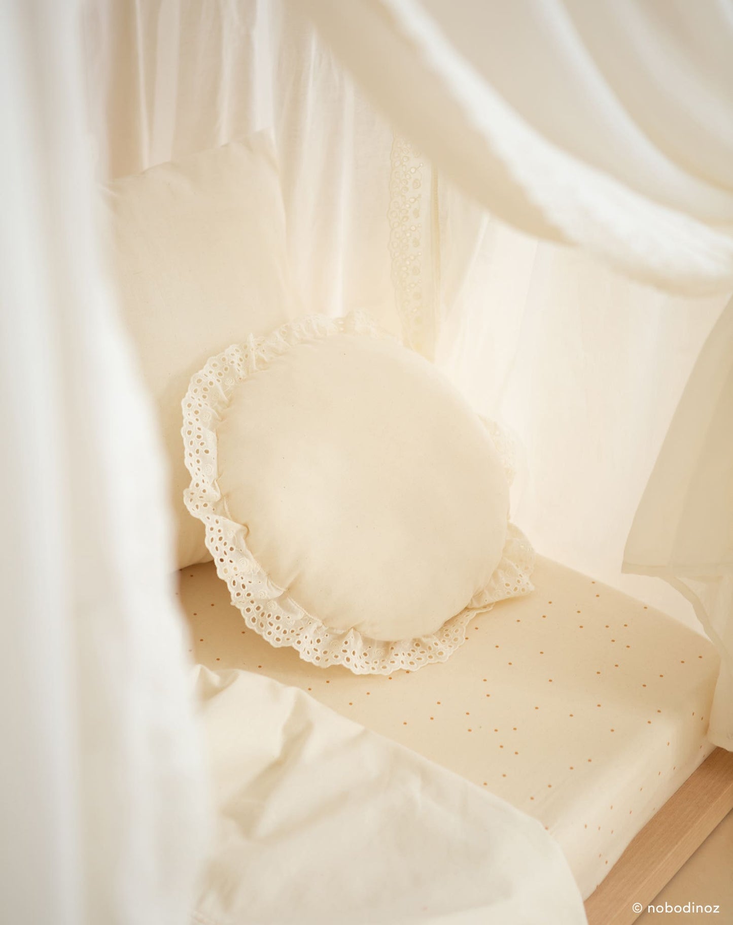 Vera Eyelet lace coussin rond