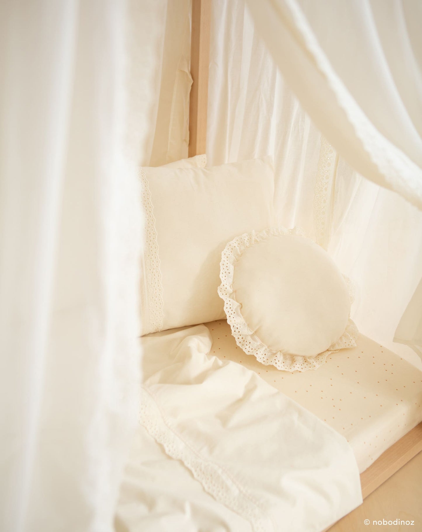 Vera Eyelet lace coussin rond
