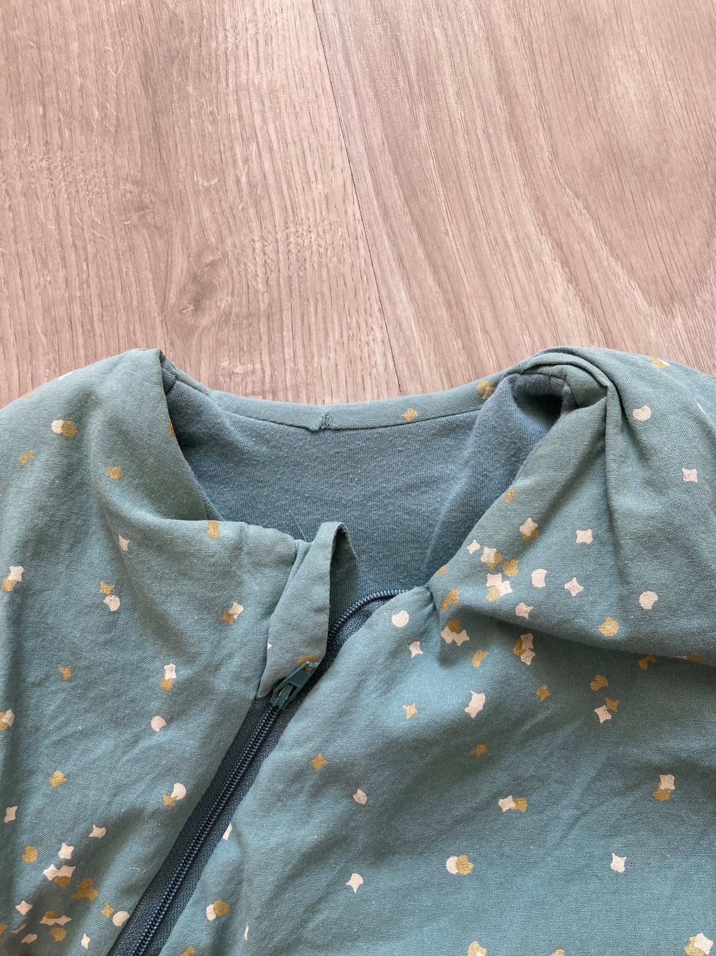 Cocoon gigoteuse de mi saison Gold confetti magic green