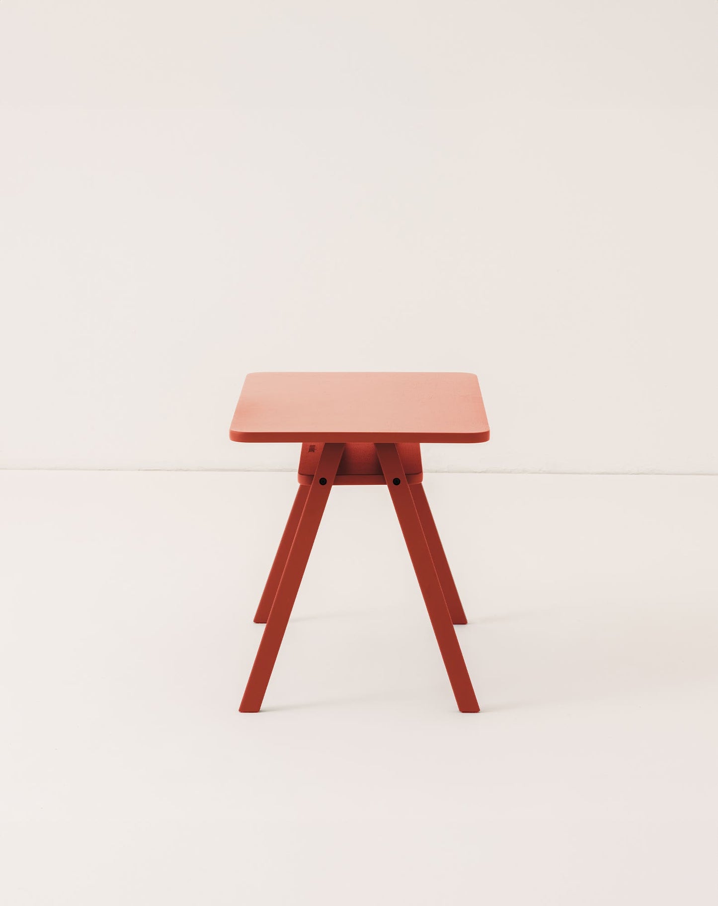 Growing Green kid table colored Red
